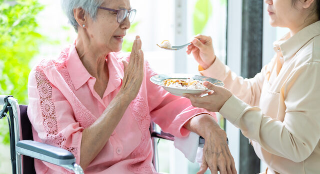 介護で高齢者が食事を食べないのはなぜ？原因とおすすめの対処法5選