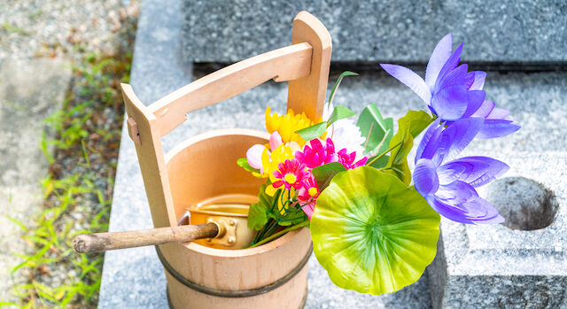 お墓参りのお供えにタブーとされる花とは？供花の選び方やマナーも紹介