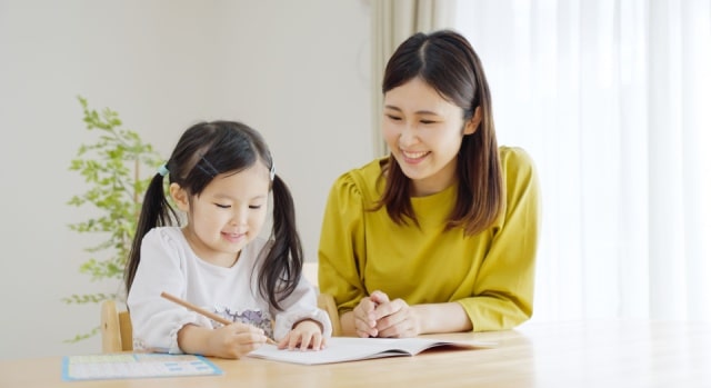 部屋で勉強とリビングで勉強どっちがいいの？子供の環境を徹底比較！