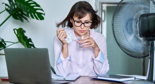 更年期障害で職場に迷惑をかけないためにできることは？体験談も紹介