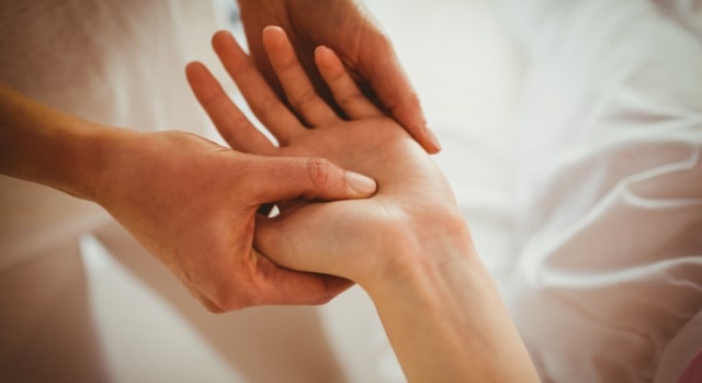 手のひら付近の肩こりに効く4つのツボ！押すコツとツボ押し以外の対処法